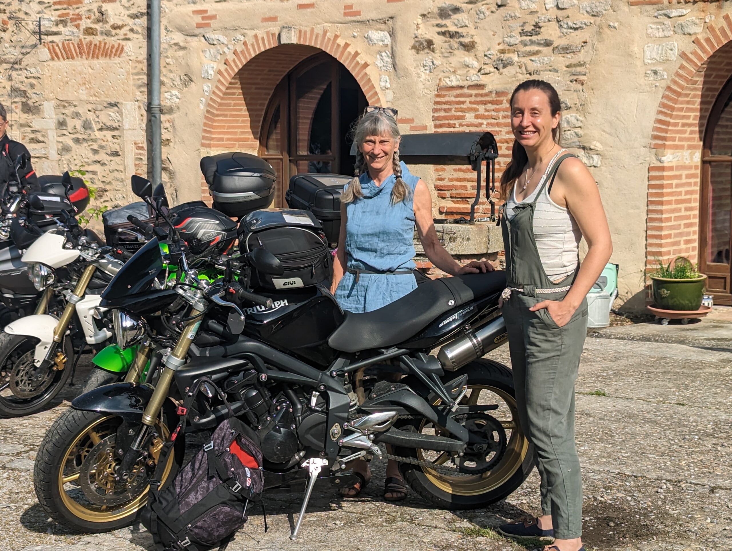 Motardes accueillies dans une chambre d'hôtes avec espace de stationnement pour motos et services dédiés aux voyageurs à moto.